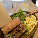 M's DINER - ランチ、プルドポークサンド(サラダとポテト付き) 1180円