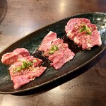 炭火焼肉 にく式 - 上カルビ、カイノミうす、ハラミあつ