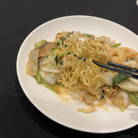 中国料理 翡翠宮 - ■おすすめメニュー　五目焼きそば￥2,000…「チューボーですよ!　」でも紹介されていた。※「あんかけ」は、差が出にくい？スープ・調味料に片栗粉といったシンプルな調理方法で、具材も似通っているためか、差別化が難しく、高級中華店だからといって、値段に見合う、期待を大きく超えてくるようには感じられなかった。