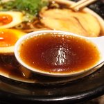 金久右衛門 - スープは醤油味はそこそこ濃厚、アッサリ系のスープでした。