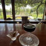 コヒアアラビカ 伊豆高原店 - カウンター越しに見えるお庭が格別。