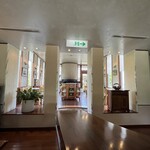 コヒアアラビカ 伊豆高原店 - カウンターの後ろは暖炉があるスペース。こちらも素晴らしい建築