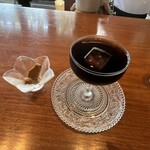 コヒアアラビカ 伊豆高原店 - アイスコーヒー。大事に飲みました。左隣は黒糖