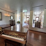 コヒアアラビカ - お店の真ん中にグランドピアノ