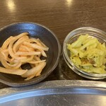 アンジュナ - サービスの玉ねぎアチャールとキャベツのアチャール