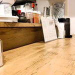 上方中華そば 丸嘉 - カウンター席