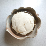 東京 芝 とうふ屋うかい - ざるに載る汲み上げ豆腐