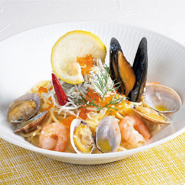 2種のパスタ-白ワイン香る魚介のペスカトーレ&ポルチーニ香る鶏のクリームソース