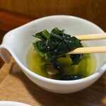 キッチン ブルー グローブ - 具沢山なほうれん草を取出し