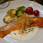 キッチン ブルー グローブ - 細長い銀鮭ポワレのアップ