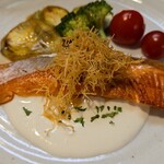 キッチン ブルー グローブ - 正面から、白だしと北海道産クリームチーズのヴァンプランソースはタップリ！