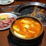 はらみや - スンドゥブとカルビ焼肉のセット 1290円。