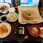 そば居酒屋 楽 - 日替わりランチは950円からあったけれど
2大名物と書かれ、クローズアップされていた

●刺身・そばランチ　1,380円

を注文してみた