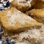 中津軒 - 熱々をカットしましょう。