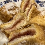 中津軒 - 半分にカットすると、ふんわりジャムのいい香り。