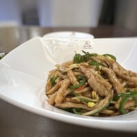老上海 陸氏厨房 中洲店 - 青椒肉絲はボリュームたっぷり。