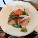 そば居酒屋 楽 - ◯しめ鯖
軽く酢で締められ、皮を剥かれたあと
軽くバーナーで炙ってあり、ほんのりと香ばしさも感じる

よ〜く脂が乗ってるなあ
これは旨味がシッカリとある❗️