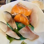 そば居酒屋 楽 - ◯カンパチ
シッカリとした鮮度感の良い食感で
良質な感があり美味しいなあ

◯サーモン
鮮度感が良くて、ボチボチ脂も乗ってる美味しさ