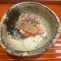 壱 - 甘海老　毛蟹解し身　トマトエキス　カリフラワー　柚子　穂紫蘇