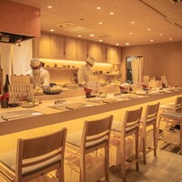 金市朗 南町通店 - 白木が美しいカウンター席