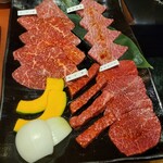 利花苑 大名本店 - 赤身盛り合わせ(内もも、ランプ、熟成赤身、こしょうみ)