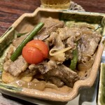 宵ノねこ - おまかせおばんざい3種盛り
      ⑶牛肉と里芋のオイスターソース炒め
