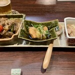 宵ノねこ - おまかせおばんざい3種盛り
      ⑴恵那どりと冬瓜とろろ昆布煮
      ⑵銀鮭の煮付け
      ⑶牛肉と里芋のオイスターソース炒め