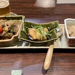 宵ノねこ - おまかせおばんざい3種盛り
      ⑴恵那どりと冬瓜とろろ昆布煮
      ⑵銀鮭の煮付け
      ⑶牛肉と里芋のオイスターソース炒め