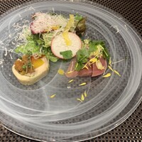 タケル クインディチ(LOQUAT) 西伊豆 - サラダ、マグロと金目鯛のカルパッチョ、鶏生ハム