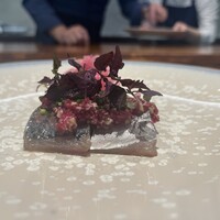 馳走西健一 - 泳がせ真鯵（静岡県駿河湾産）
                      刻み枝豆＆刻みビーツ＆刻みレッドオニオンの山椒醤油マリネしたソース掛け
                      紫キャベツのピクルス添え