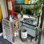 摩天楼 - 入口には水槽があります。