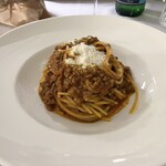 TORPEDO RESTAURANT & CAFE - 少し parmigiano reggiano を振ってもらう。もう、茹で具合がサイコー！　アル・デンテに仕上がっているのだけれど茹で足らない芯を感じさせず、口に含むとパスタは暴れるが、スッと喉を通過していく。