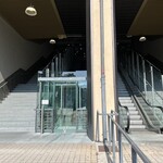 TORPEDO RESTAURANT & CAFE - ショッピングセンターから斜めエレベーターで降りる年配者が多い。エスカレーターは上りのみ。