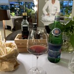 TORPEDO RESTAURANT & CAFE - 隣のテーブルの客が帰ると直ぐにテーブルクロスが交換された。イタリア人の彼女はフランス語と英語を流暢に話す。「また、会いましょう。」(Arrivederci.) という日本語を教えた。