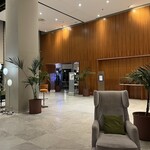 TORPEDO RESTAURANT & CAFE - ホテル メインエントランスホールから見た入口