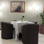 TORPEDO RESTAURANT & CAFE - きれいにテーブルセッティングがされている