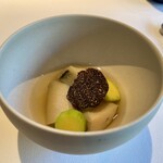 レストラン オオツ - 磯崎の黒鮑、生ハム椎茸のブイヨン仕立て
      トロンペッタ、サマートリュフと共に