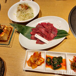 明秀苑 - タン1人前と、「まんぷくセット」のキムチ盛りとピリ辛ヤッコ、サラダ。