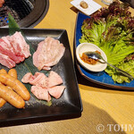 明秀苑 - 豚肉盛りと、単品のチシャ。