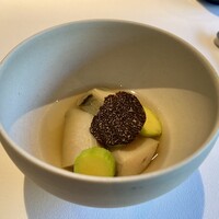 レストラン オオツ - 磯崎の黒鮑、生ハム椎茸のブイヨン仕立て
                    トロンペッタ、サマートリュフと共に