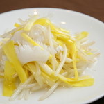 Lightly stir-fried Mongolian squid, yellow chives, and bean sprouts