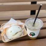 ドルフィン - 料理写真:『ミックスジュース』
『シロイルカ肉まん』