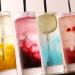 もつ焼エビちゃん - こだわり酒場のレモンサワーとソントンさんのフルーツの共演。映えておいしいドリンクです。