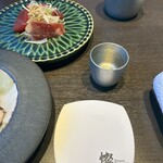 256836835 - 鮪のタタキと冷酒