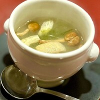 フーロン - さらに、中華スープもランチだけどからと言って一切手抜きなしの旨味と濃くが素晴らしい。なめ茸、蓮、青菜と言うよりスープ自体が旨味溢れて、只者ではない中華屋さんである。
