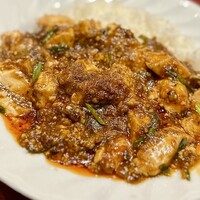 フーロン - ご飯に盛られた柔らかな絹こし豆腐、山椒と辣油がかなり効いておりパンチある辛味と旨味がインパクトあり。食感も良く一流店の味わいに驚かされる