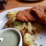 Zum Schwarzen Stern - シュニッツエルの下には大量のポテトが