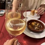 びいどろ - 白ワインも辛口で色も良いです　