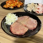 ホルモン焼肉 ハレノヒ - 特上タン塩。美味し。