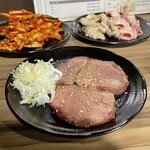 ホルモン焼肉 ハレノヒ - 特上タン塩。美味し。